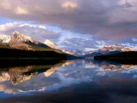 Maligne Lake, Jasper National Park, Alberta, Can.jpg (click to view)