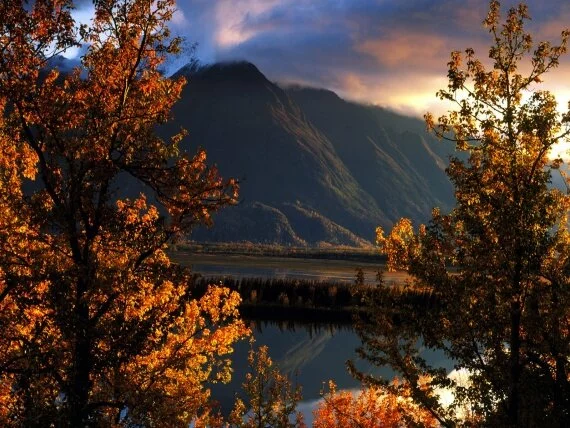 Pioneer Peak, Matanuska Valley, Alaska - 1600x12.jpg (click to view)